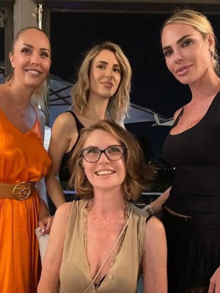 Ilary Blasi Festeggia Il Compleanno Della Madre Con Le Sorelle E I