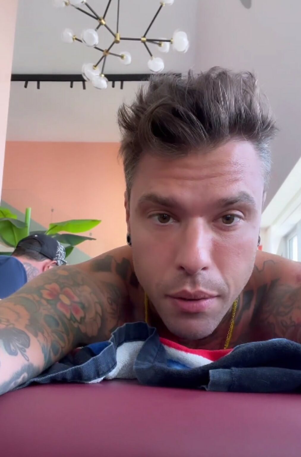 Fedez Nuovo Enorme Tatuaggio Su Schiena E Lato B Ecco Le Prime