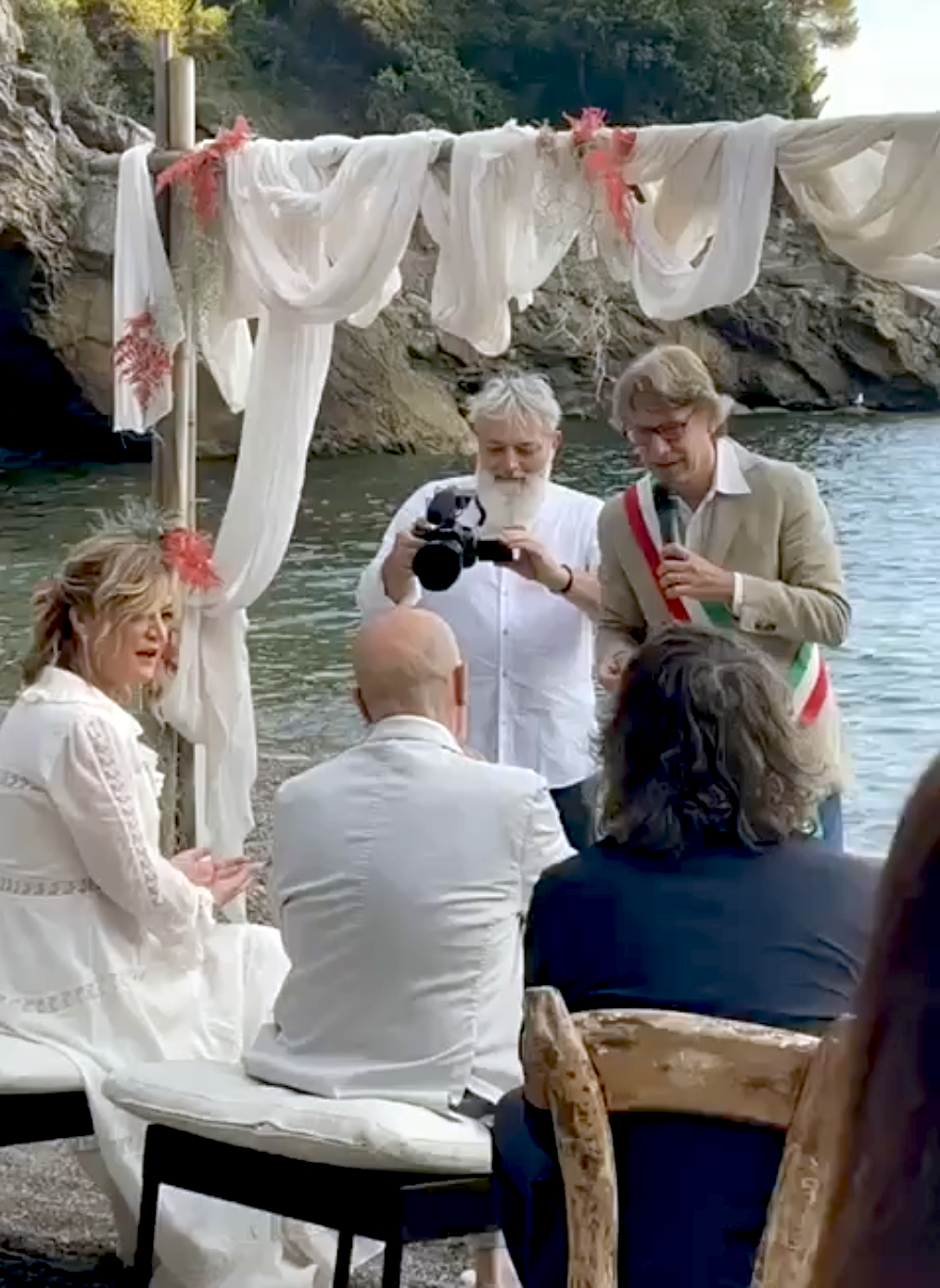 Patrizia Groppelli E Alessandro Sallusti Si Sono Sposati In Spiaggia