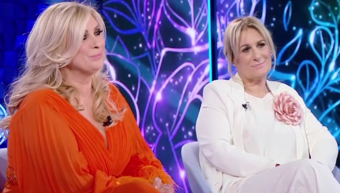 Tina Cipollari In Tv Con La Sorella Annarita Le Due Parlano Dei