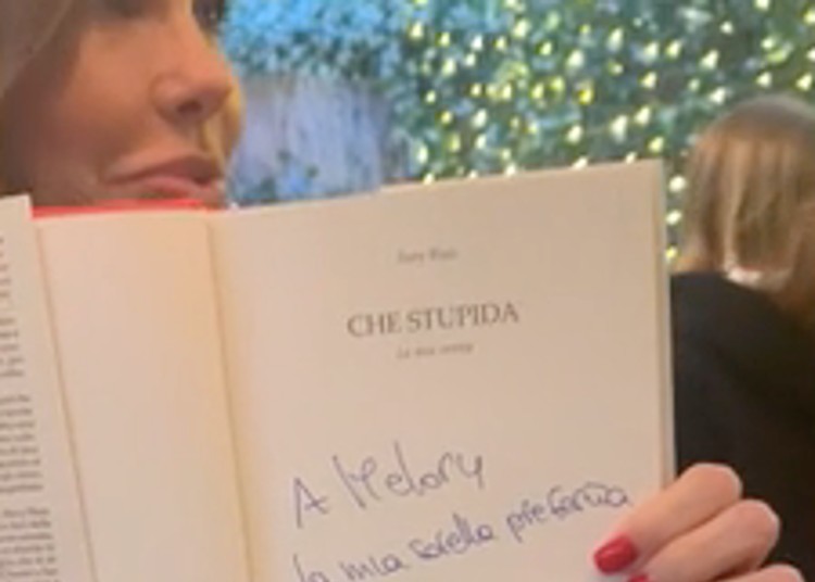 Ilary Blasi Regala Il Suo Libro Alle Sorelle Melory E Silvia Con Tanto