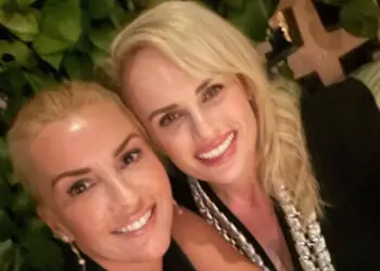 L’attrice Rebel Wilson fa coming out e presenta la fidanzata sul social: foto