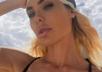 Ilary Blasi e la nuova vita da single: in Tanzania sfoggia look sensuali