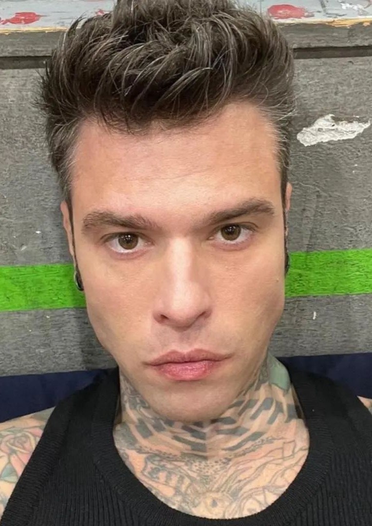 Fedez: ''Non sono guarito dal cancro in 3 giorni!''. Il duro sfogo del rapper contro l’attivista Fedez: ''Non sono guarito dal cancro in 3 giorni!''. Il duro sfogo del rapper contro l’attivista