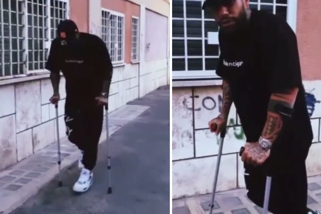 Francesco Chiofalo cammina a fatica con le stampelle: ecco come sta dopo l’intervento Francesco Chiofalo cammina a fatica con le stampelle: ecco come sta dopo l’intervento