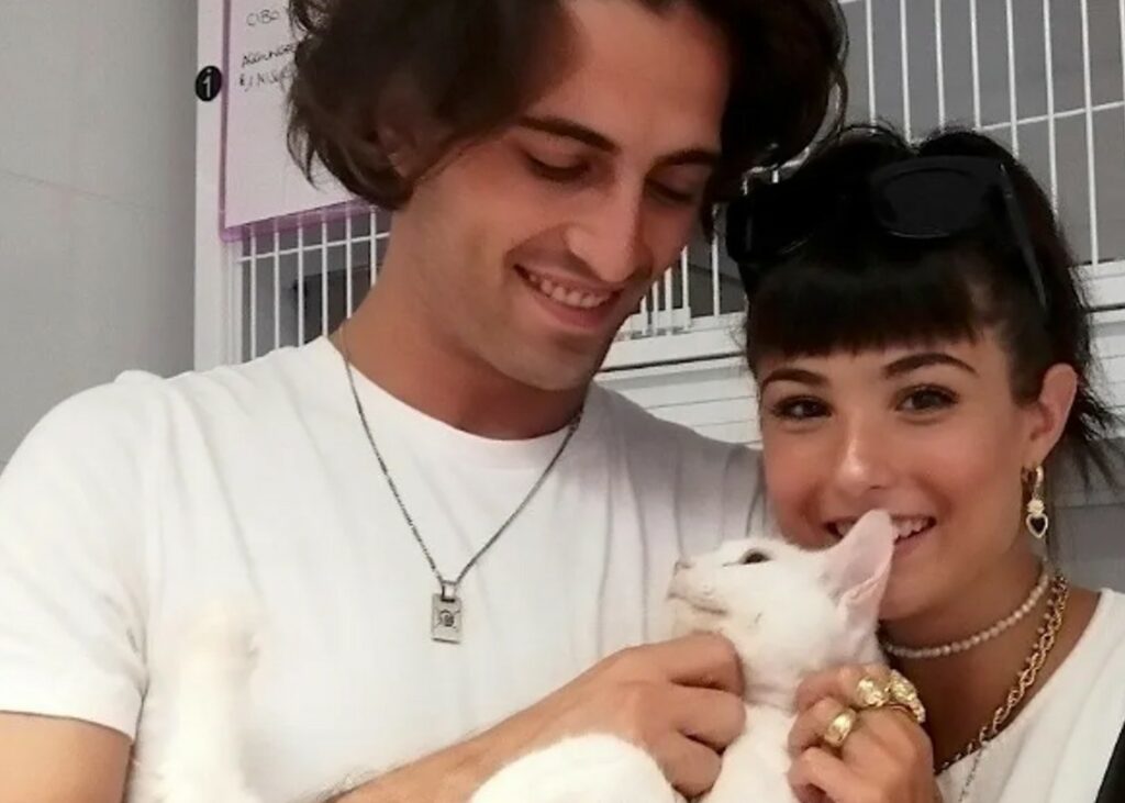 Damiano dei Maneskin e la fidanzata Giorgia adottano un gattino maltrattato