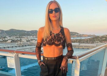 Chiara Ferragni, look hot in crociera: il micro top le lascia il seno quasi scoperto, guarda