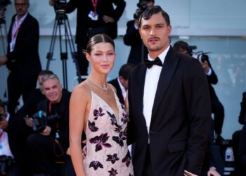 Andrea Zelletta e Natalia Paragoni a Venezia 79, critiche per il look di lui: ''Chi l'ha conciato così?''