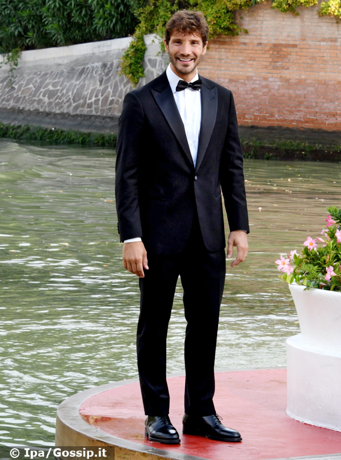 Stefano De Martino sbarca a Venezia 79: elegantissimo con lo smoking  firmato Armani - Gossip.it | News sul Gossip e VIP