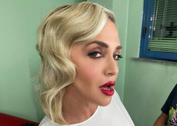 Paola Barale è single, ma non casta: ''Il sesso non mi manca, in attesa di quello giusto mi diverto…''