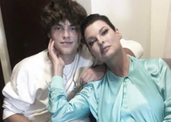 Linda Evangelista torna a farsi vedere: foto con il figlio 16enne per il suo compleanno