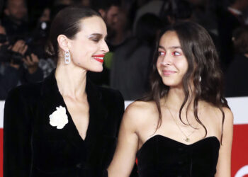 La figlia di Pietro Taricone debutta sul red carpet! Appena 18enne, eccola davanti ai fotografi con mamma Kasia Smutniak: foto