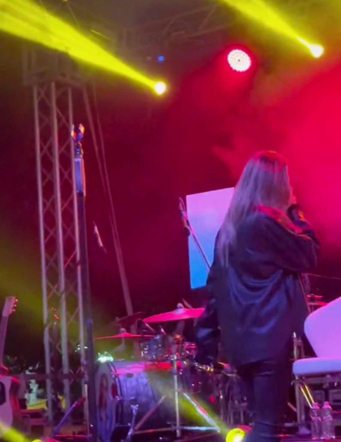 Anna Tatangelo si blocca sul palco piange per la mamma morta da pochi