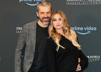 Cristina Marino incinta col pancione di 7 mesi sul red carpet insieme a Luca Argentero: foto