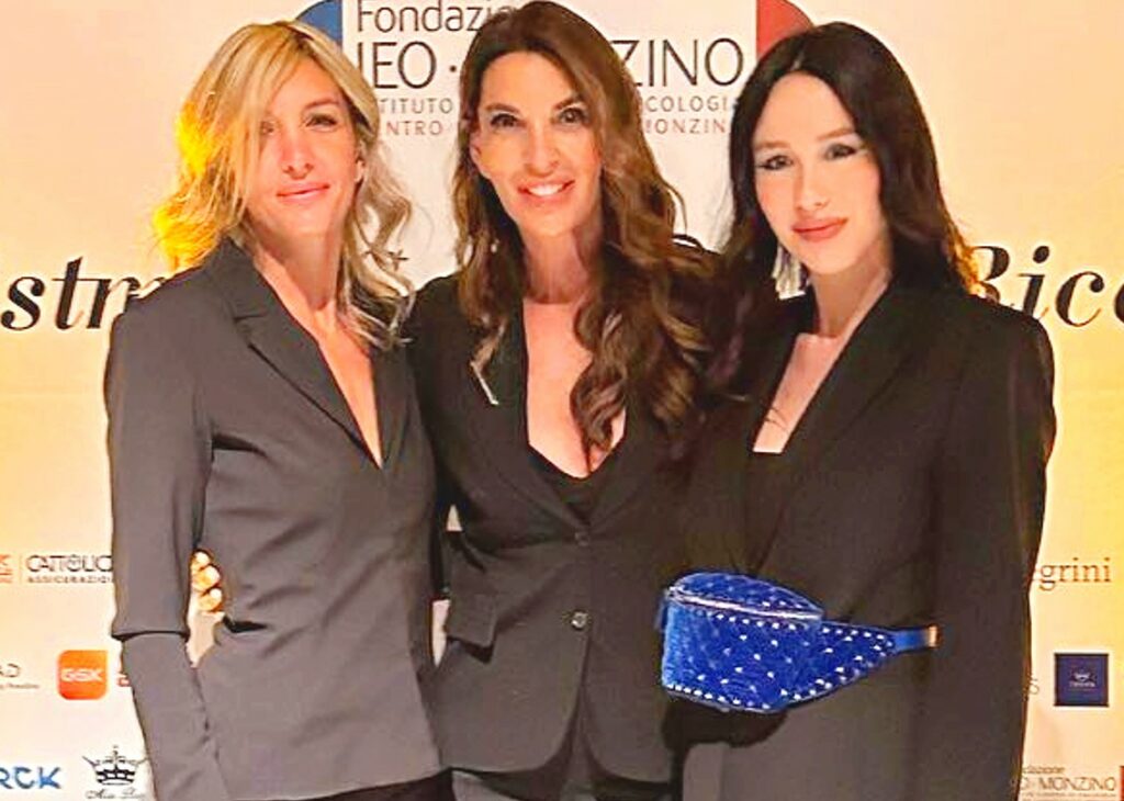 Aurora Ramazzotti incinta sorride con la suocera e la cognata all'evento benefico: foto