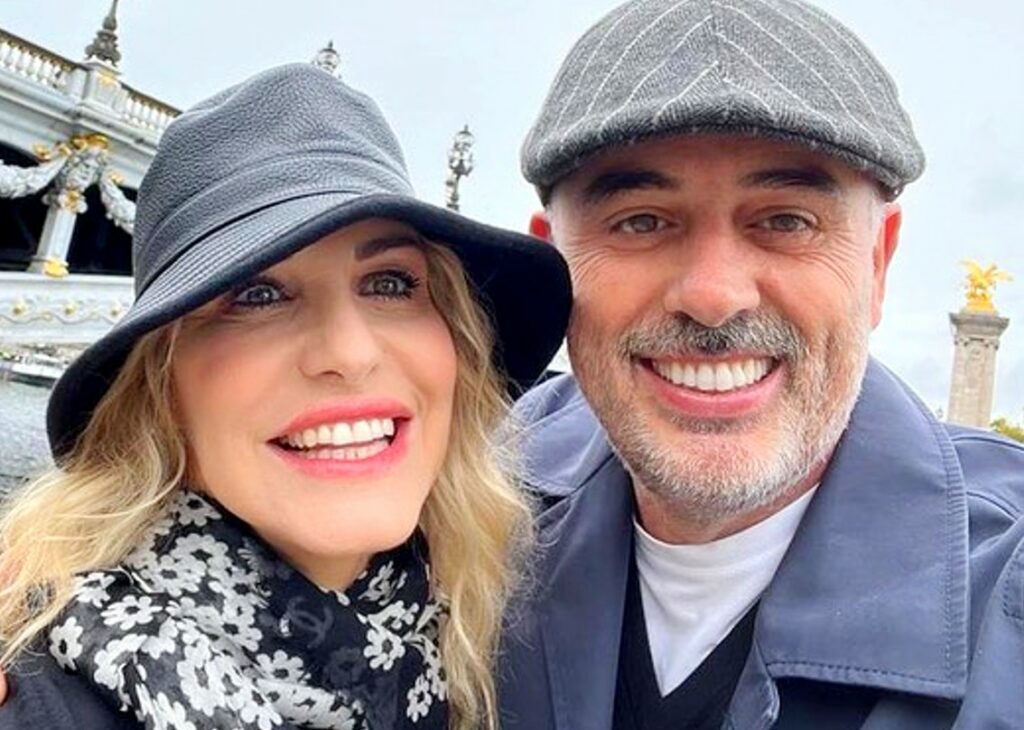 Antonella Clerici usa parrucche, stivali e travestimenti per accendere il desiderio intimo: ''Ognuno trova il suo modo'' Antonella Clerici usa parrucche, stivali e travestimenti per accendere il desiderio intimo: ''Ognuno trova il suo modo''