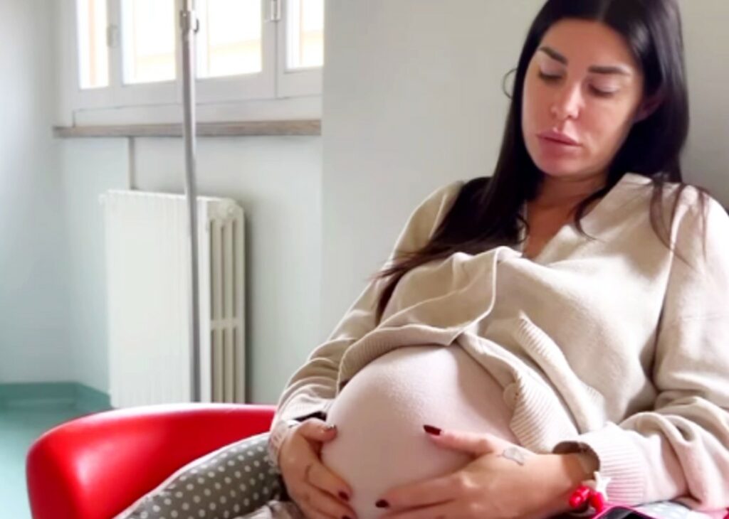 Bianca Atzei al nono mese di gravidanza con la polmonite in ospedale: ecco come sta
