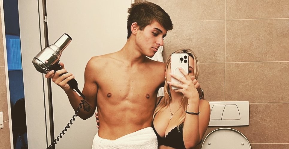 Il figlio 18enne di Paolo Bonolis e Sonia Bruganelli presenta la fidanzata sul social: foto Il figlio 18enne di Paolo Bonolis e Sonia Bruganelli presenta la fidanzata sul social: foto