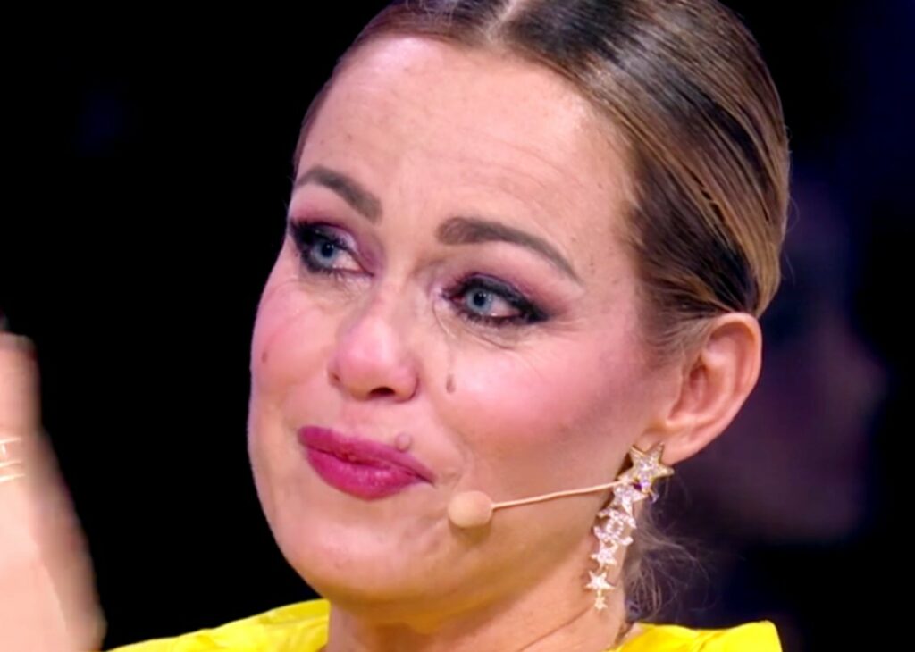 Sonia Bruganelli non regge l'emozione e piange in diretta tv pensando al rapporto con sua madre: ''E' andata così''