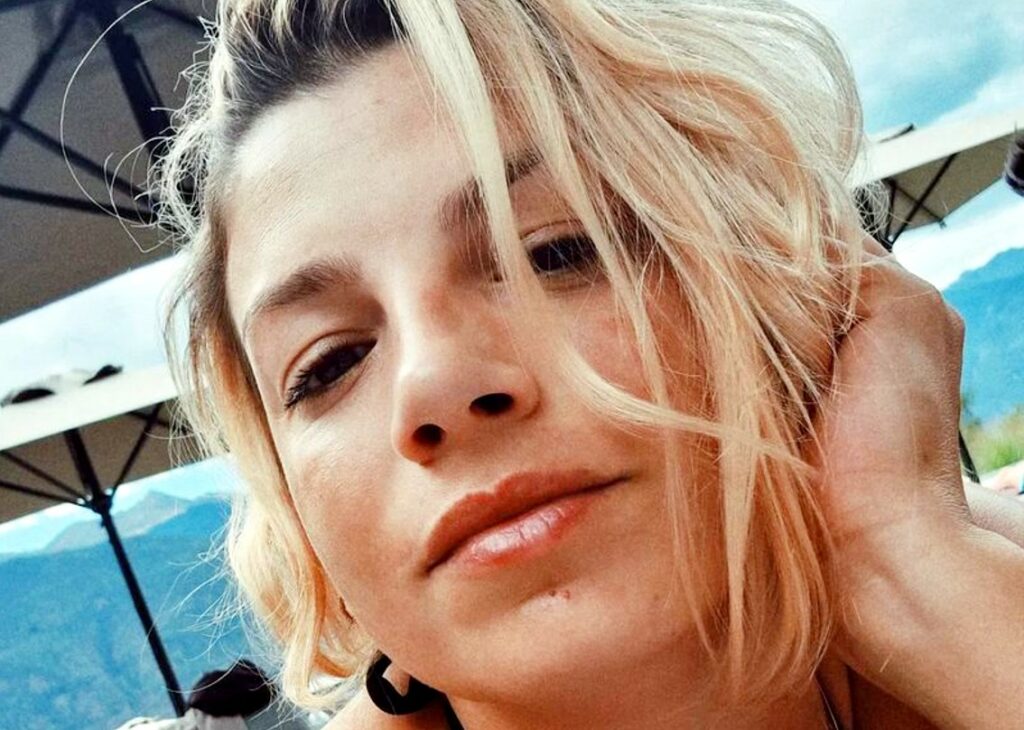 Emma Marrone rivela quand'è l'ultima volta che ha avuto un rapporto intimo e si prende in giro da sola
