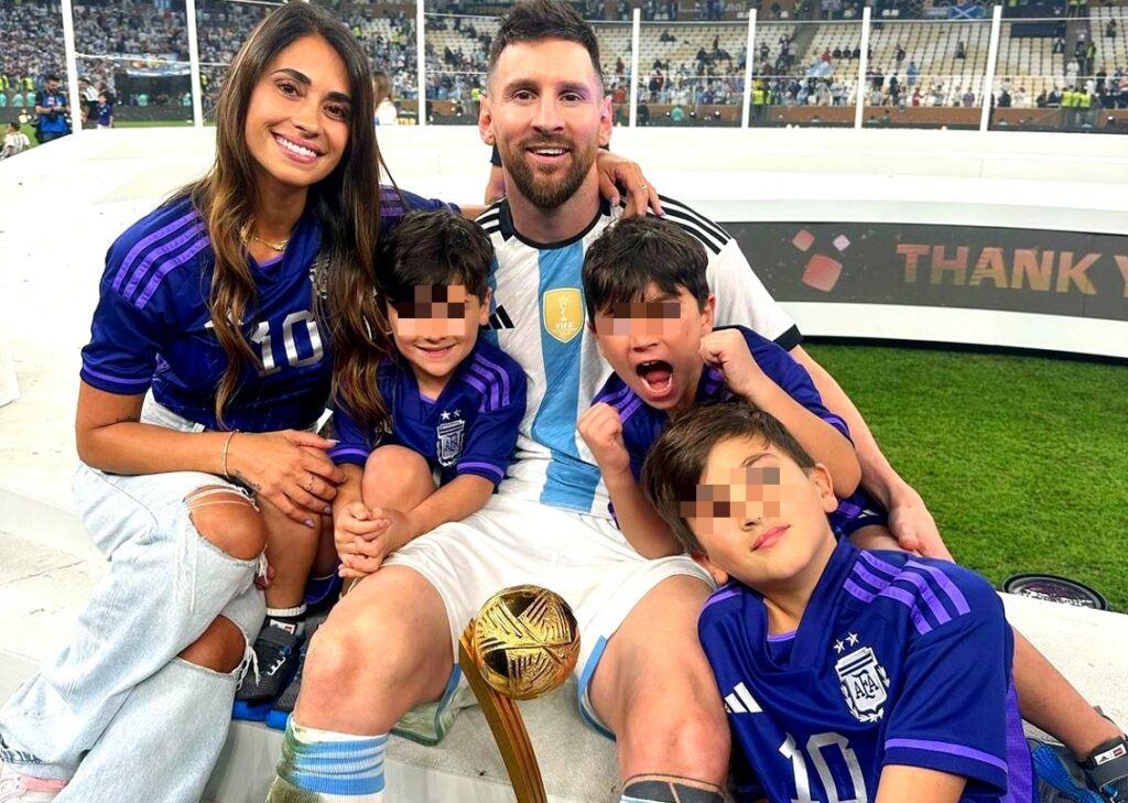 Leo Messi sul tetto del mondo festeggia la vittoria del mondiale con la moglie e i tre figli: foto