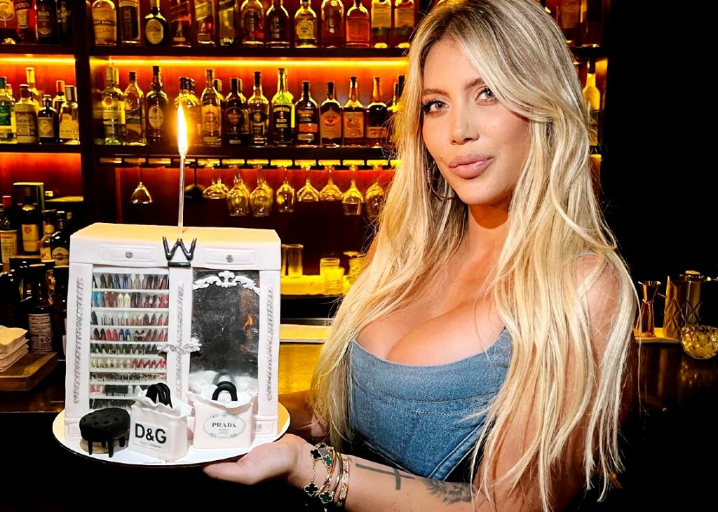 Wanda Nara festeggia i 36 anni con la torta di compleanno a forma di cabina armadio: foto Wanda Nara festeggia i 36 anni con la torta di compleanno a forma di cabina armadio: foto