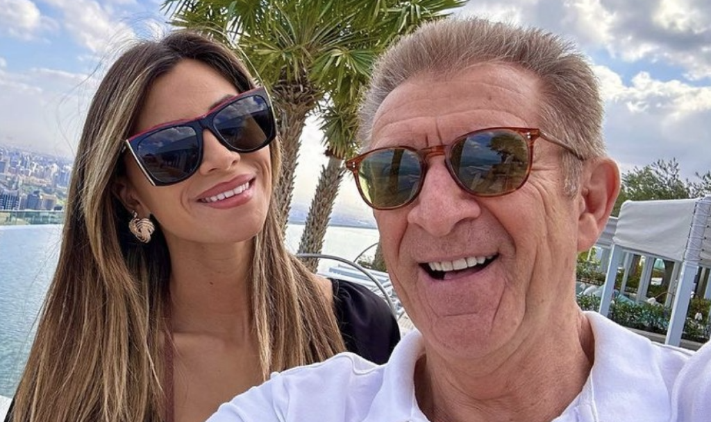 Ezio Greggio, la dedica alla fidanzata 30enne Romina Pierdomenico: ''La mia compagna è una persona straordinaria'' Ezio Greggio, la dedica alla fidanzata 30enne Romina Pierdomenico: ''La mia compagna è una persona straordinaria''