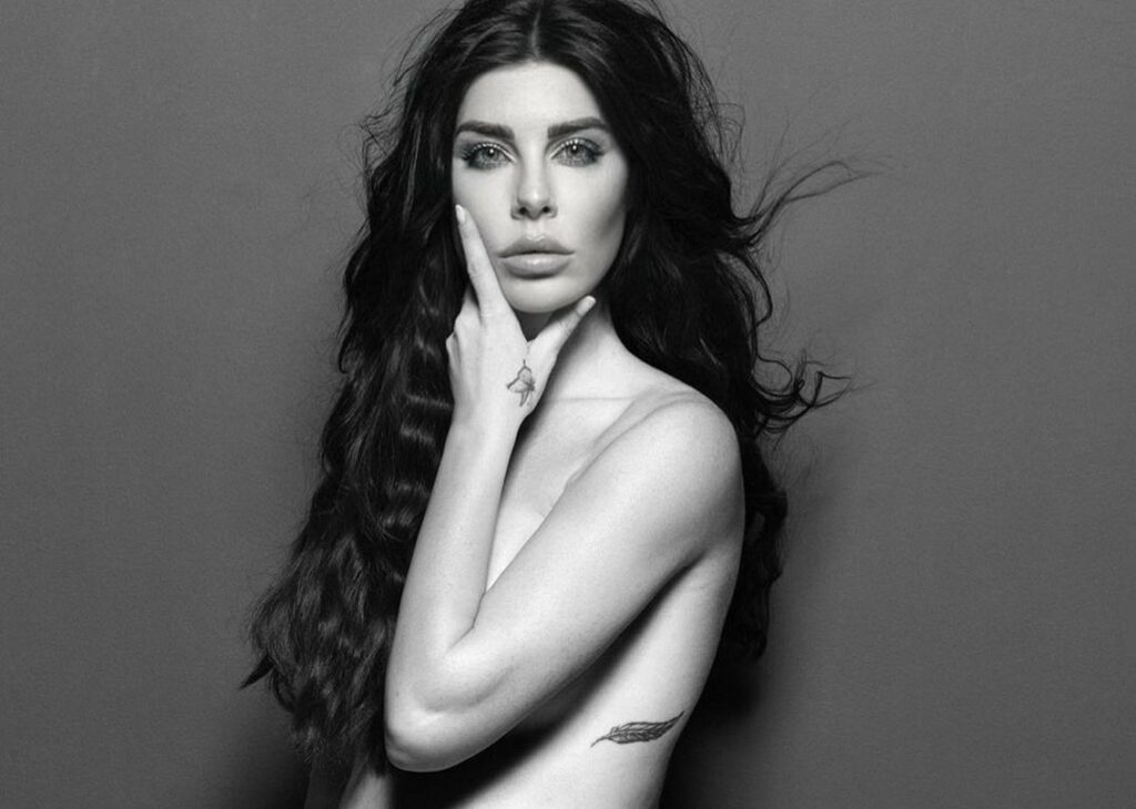 Bianca Atzei nuda col pancione di 9 mesi: ''Non lo faccio per apparire sexy o fare la figa, ma per…'' Bianca Atzei nuda col pancione di 9 mesi: ''Non lo faccio per apparire sexy o fare la figa, ma per…''