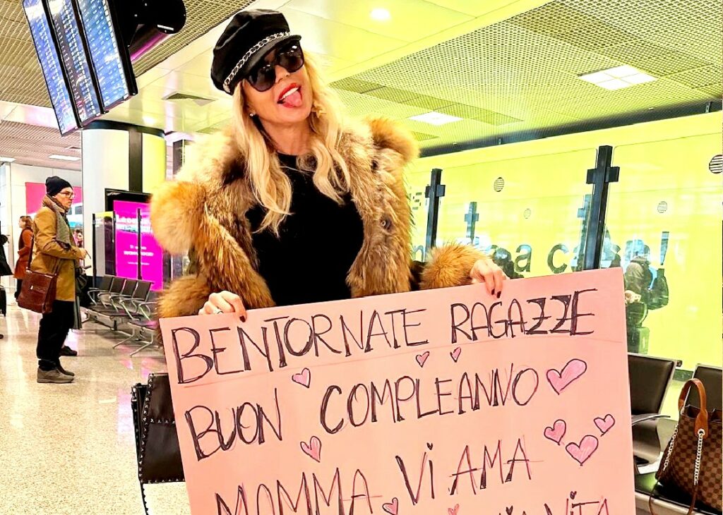Le figlie gemelle di Matilde Brandi tornano in Italia dopo 6 mesi: la showgirl le accoglie in aeroporto con un cartellone
