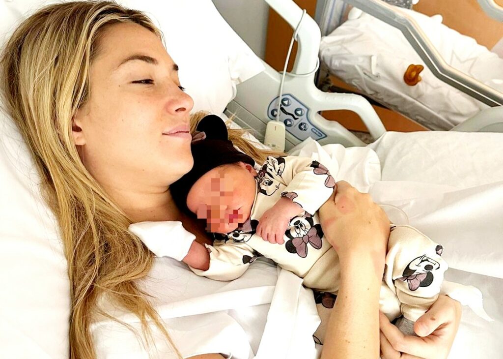 Alice Campello dopo la terapia intensiva abbraccia la figlia: la prima foto insieme a Bella