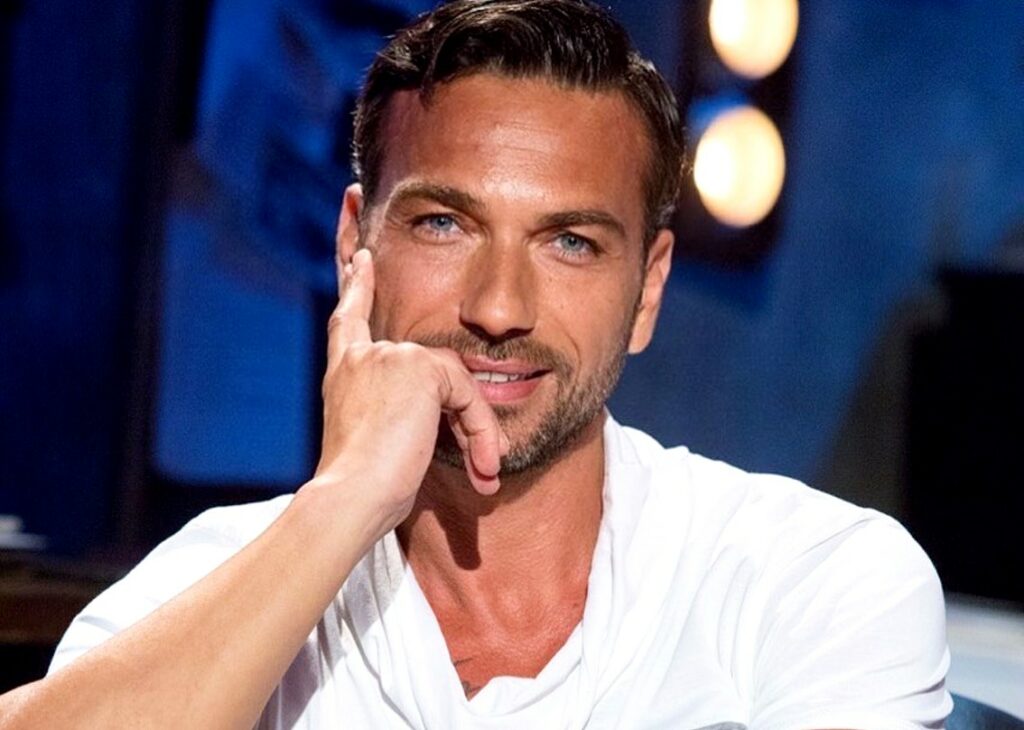 Costantino Vitagliano ricorda gli anni d'oro: ''Milioni l'anno solo con ospitate nei locali, uscivo con DiCaprio e Beyonce'' Costantino Vitagliano ricorda gli anni d'oro: ''Milioni l'anno solo con ospitate nei locali, uscivo con DiCaprio e Beyonce''