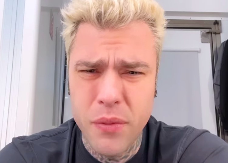 A Fedez è uscita la balbuzie a 33 anni: ‘Scusate per questo problema’