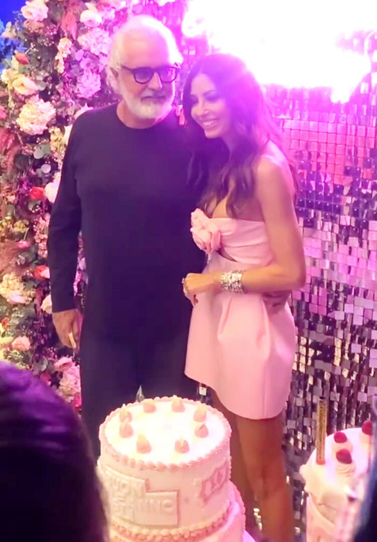 Abito Scollatissimo E Tanti Amici Vip Elisabetta Gregoraci Brinda Ai 43 Anni Con Il Super Party 5133