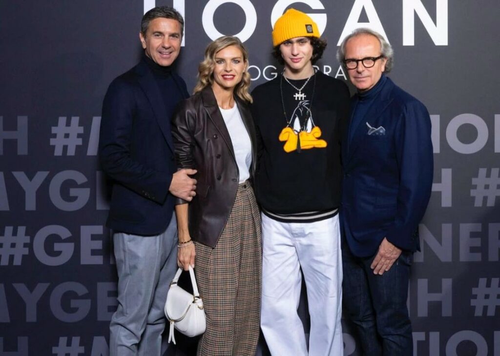 Martina Colombari alla Milano Fashion Week debutta sul red carpet col figlio Achille: foto