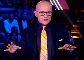 Per la prima volta il GF Vip va contro Sanremo: ascolti crollati, lacrime in diretta. Ecco i dati Auditel 