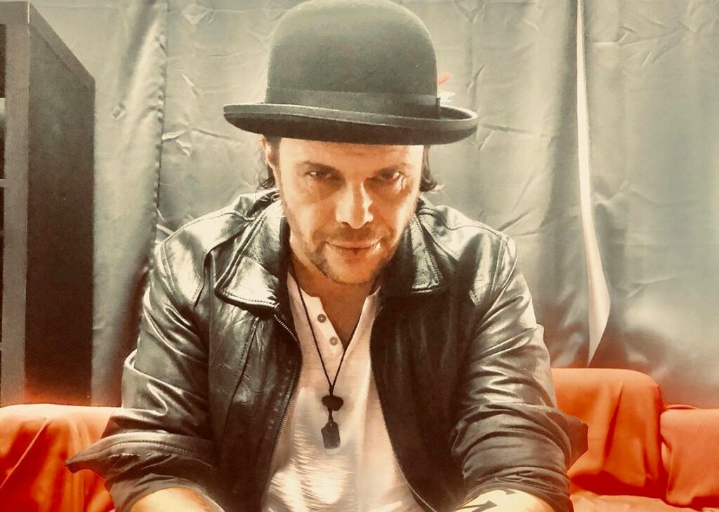 Gianluca Grignani ammette: ''Vivo nel caos''. E parla dei suoi 50 anni Gianluca Grignani ammette: ''Vivo nel caos''. E parla dei suoi 50 anni