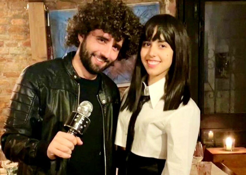 Jolanda Renga stupisce a Carnevale: si traveste da mamma Ambra Angiolini, il fidanzato invece diventa suo padre Francesco Renga Jolanda Renga stupisce a Carnevale: si traveste da mamma Ambra Angiolini, il fidanzato invece diventa suo padre Francesco Renga