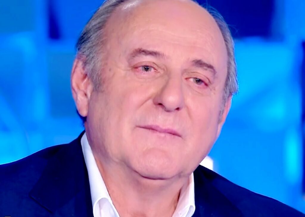 Gerry Scotti piange e si blocca in tv parlando della morte dei genitori: ''Li ho salutati la sera prima e poi…''