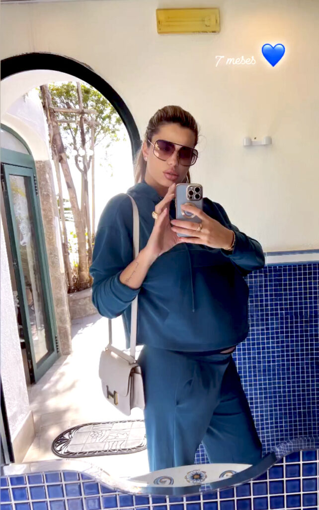 La showgirl Natalia Mesa Bush incinta del suo primo figlio a 38 anni: ecco di quanti mesi è e chi è il padre del bebè