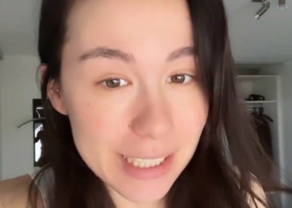 Aurora Ramazzotti e la gravidanza 'infinta': ''Invece di camminare rotolo, non so se me la farò addosso e ho flatulenze inaspettate'' Aurora Ramazzotti e la gravidanza 'infinta': ''Invece di camminare rotolo, non so se me la farò addosso e ho flatulenze inaspettate''