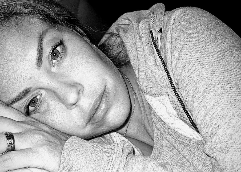 Costanza Caracciolo e il cruccio per le figlie vicine d’età: ''Spero mi perdoneranno o dimenticheranno'' Costanza Caracciolo e il cruccio per le figlie vicine d’età: ''Spero mi perdoneranno o dimenticheranno''