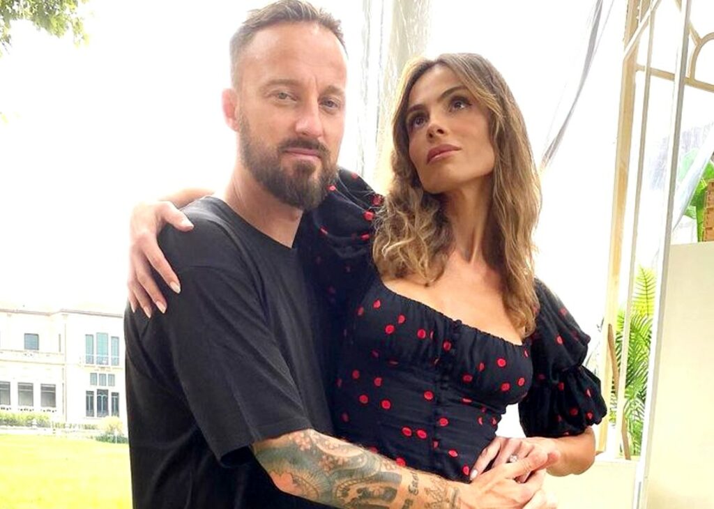 Francesco Facchinetti: ''Mia moglie Wilma è molto più ricca di me ma non spende un euro''. Ecco perché Francesco Facchinetti: ''Mia moglie Wilma è molto più ricca di me ma non spende un euro''. Ecco perché