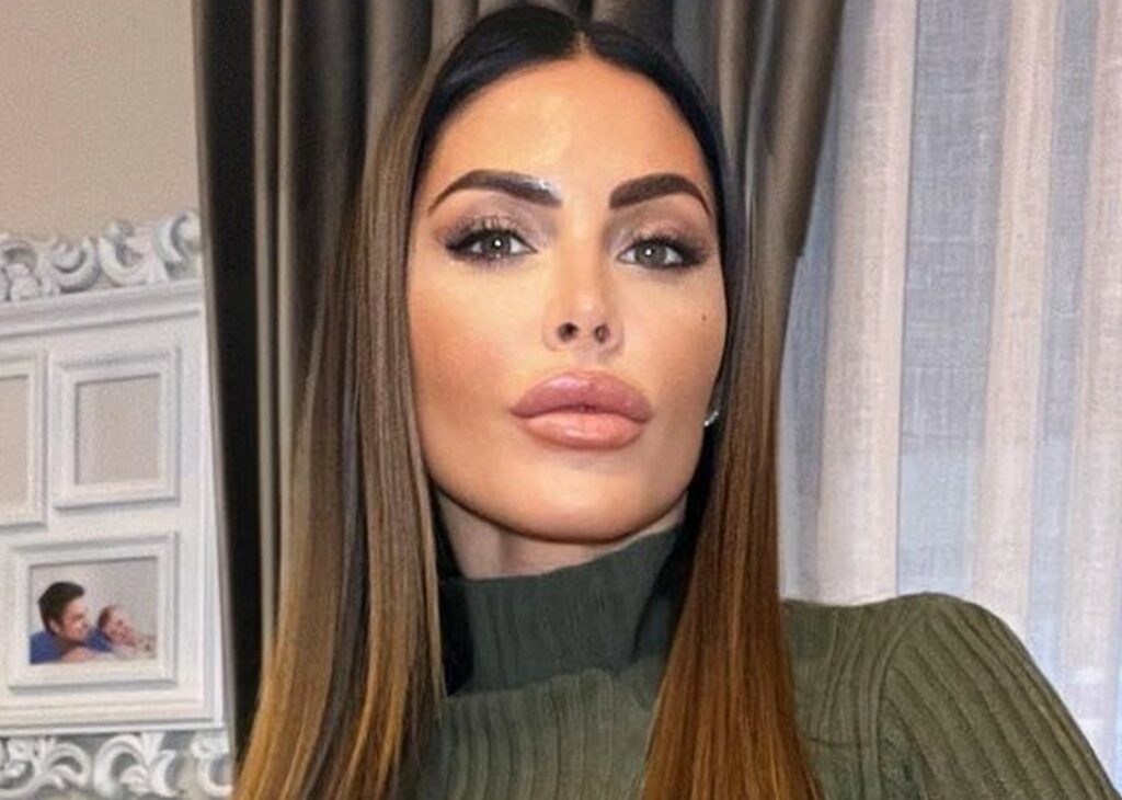 Guendalina Tavassi difende da casa il fratello Edoardo e si scaglia contro la Bruganelli: ''Strega col porro'' Guendalina Tavassi difende da casa il fratello Edoardo e si scaglia contro la Bruganelli: ''Strega col porro''