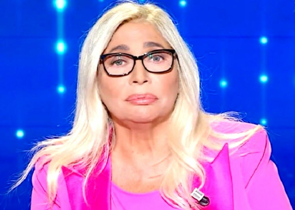Mara Venier dopo la morte di Costanzo parla del rapporto con Maria De Filippi: ''Stesso modo di prendersi cura dei mariti''