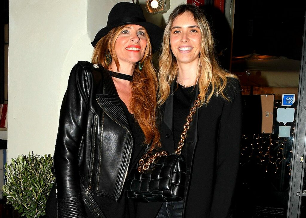 La vedova e la figlia di Mihajlovic tornano mondane e sorridenti dopo la morte dell'allenatore: foto