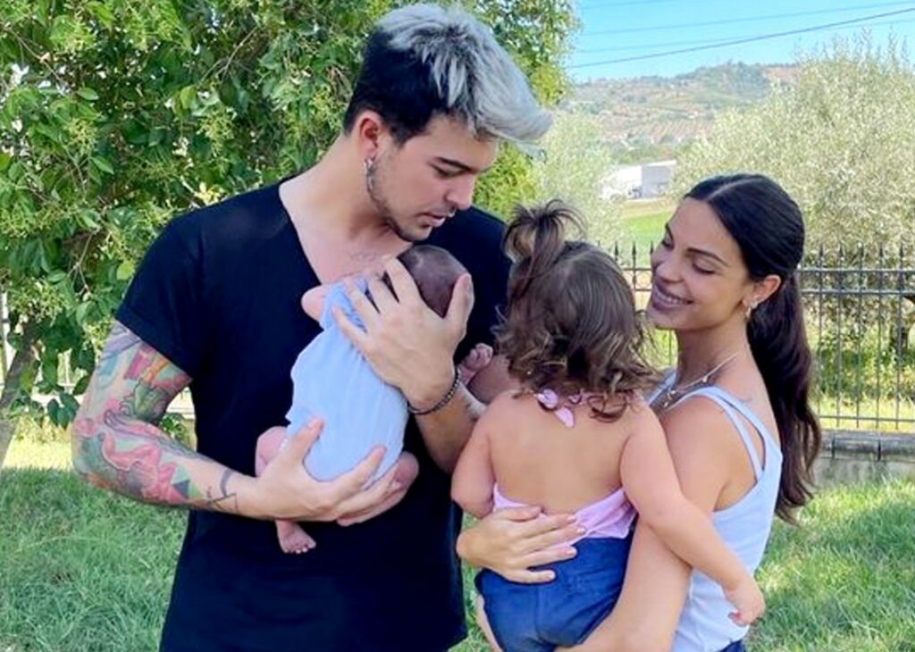 La compagna di Stash, Giulia Belmonte: ''Le nostre figlie dormono con noi nel lettone da quando sono nate''. Si scatenano le critiche