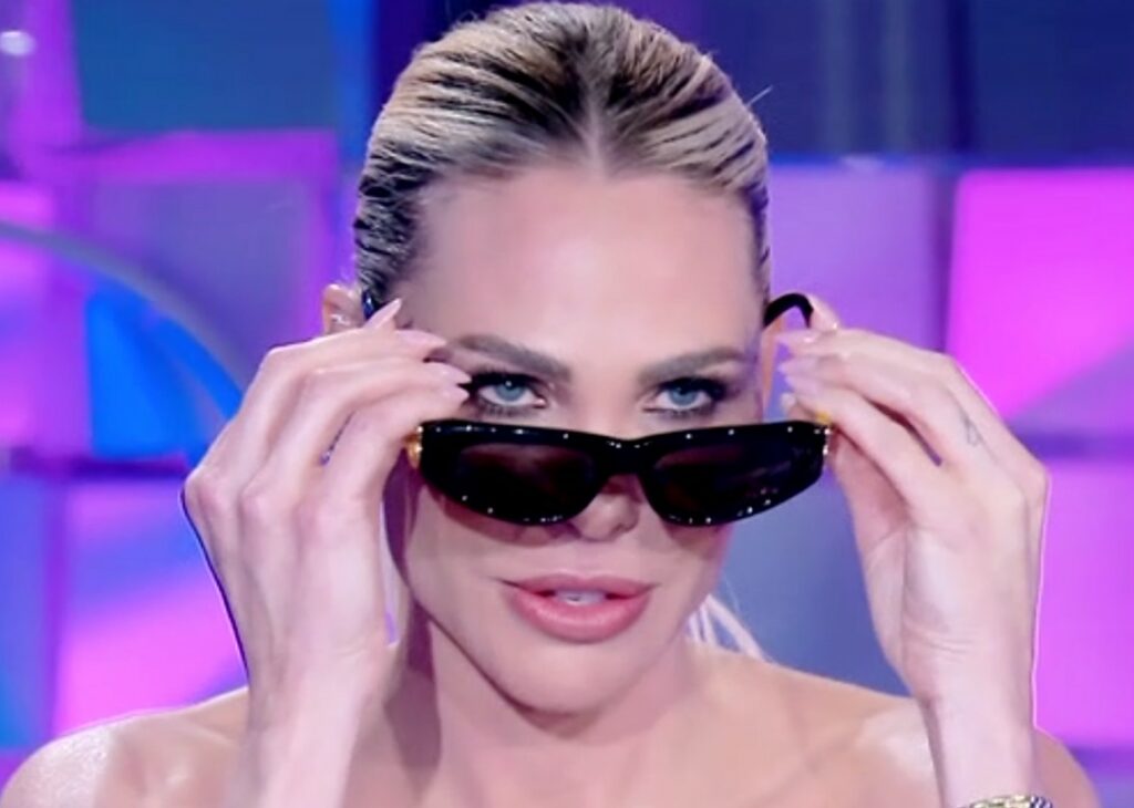 Ilary Blasi rilascia la prima intervista in tv dopo l'addio a Totti: la battuta sul nuovo compagno Bastian sorprende Ilary Blasi rilascia la prima intervista in tv dopo l'addio a Totti: la battuta sul nuovo compagno Bastian sorprende