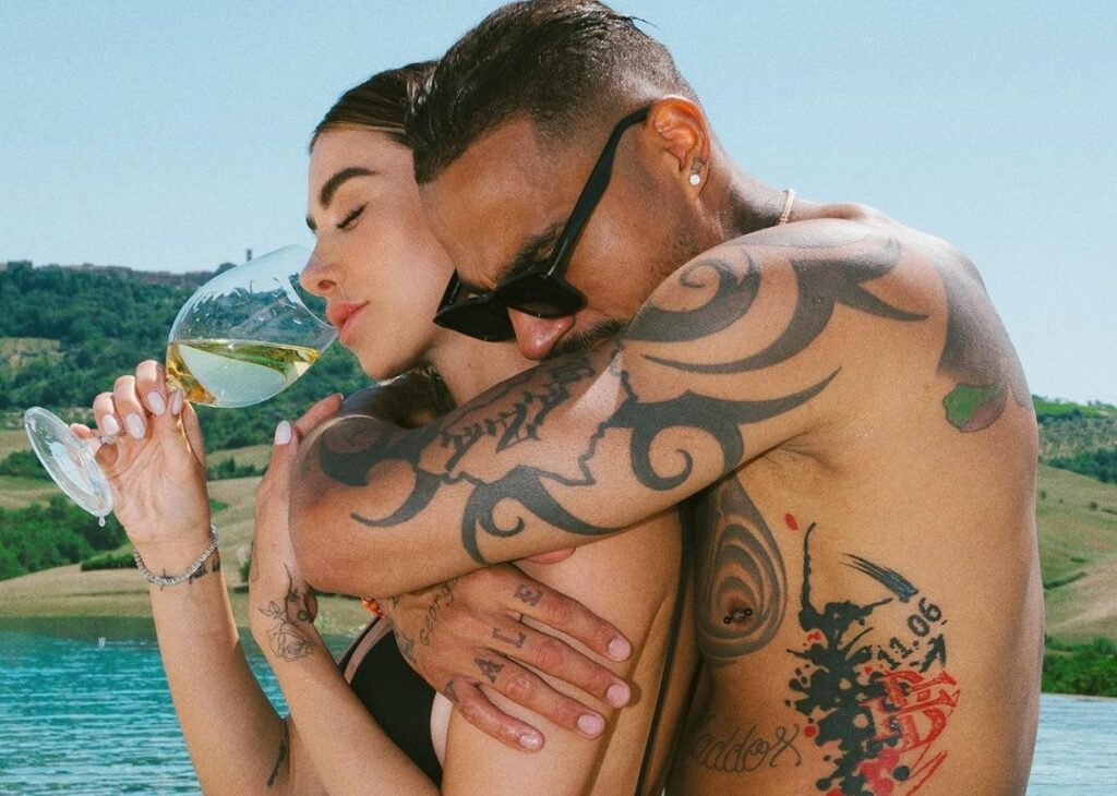 Kevin Prince Boateng e la moglie Valentina Fradegrada posano 'hot' per sponsorizzare il loro brand di vino Kevin Prince Boateng e la moglie Valentina Fradegrada posano 'hot' per sponsorizzare il loro brand di vino