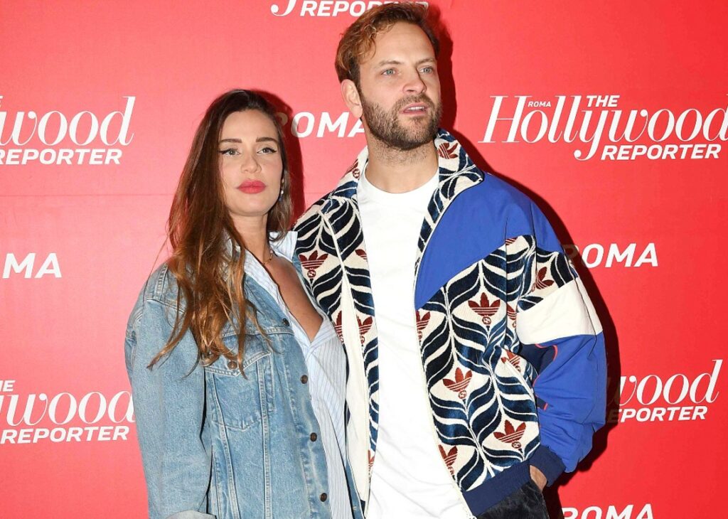 Alessandro Borghi e la fidanzata Irene Forti incinta sprizzano gioia da tutti i pori: baci e passione sul red carpet. Foto