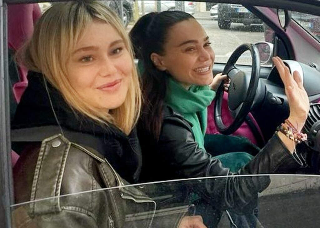 Romina Carrisi e la sorella Jasmine amiche e complici: a pranzo insieme a Roma Romina Carrisi e la sorella Jasmine amiche e complici: a pranzo insieme a Roma